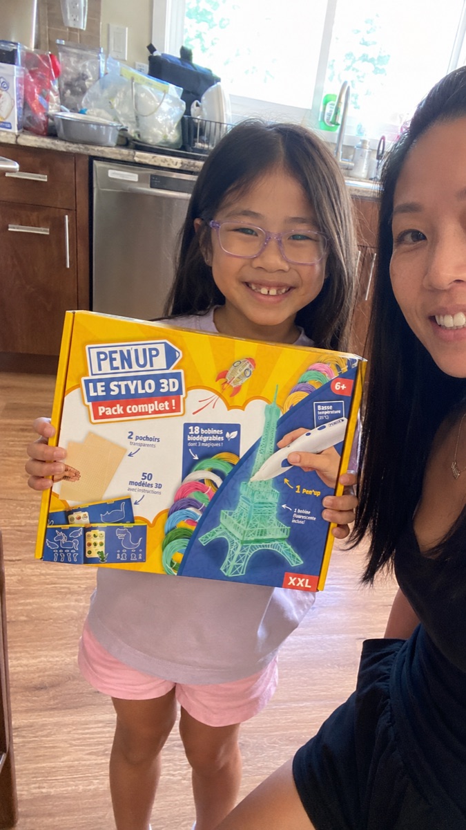 Una niña concentrada crea en volumen con el bolígrafo 3D Pen'Up 3D